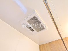 浴室乾燥機(浴室内上部)雨の日の強い味方！浴室換気乾燥機付きユニットバスで洗濯物が乾かせます。 

