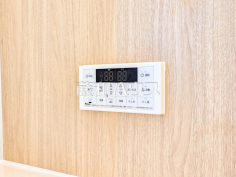 浴室給湯リモコン追焚き機能付きなので、生活時間の違う家族に便利です。 