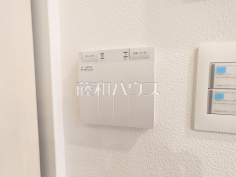 2号棟　床暖房リモコン　【三鷹市井の頭２丁目】埃を巻き上げにくく、心地よい温かさで快適に過ごせる床暖房
