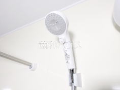 スイッチ付シャワーヘッド　【昭島市中神町２丁目】浴室のシャワーは手元で止水ができるスイッチ付シャワーヘッドにより、さらに節水効果がアップします。