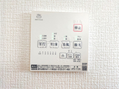 24時間換気システム 24時間換気システムにより、花粉・PM2.5などの微小粒子物質の侵入を防ぎ、快適な室内を保ちます。 
