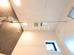 浴室乾燥機(浴室内上部)雨の日の強い味方！浴室換気乾燥機付きユニットバスで洗濯物が乾かせます。 
