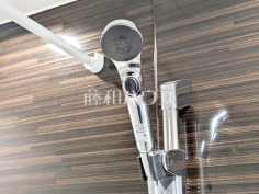 スイッチ付シャワーヘッド　【ライオンズガーデンひばりヶ丘第2】浴室のシャワーは手元で止水ができるスイッチ付シャワーヘッドにより、さらに節水効果がアップします。