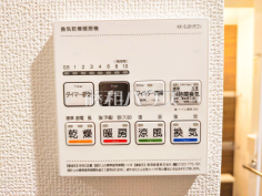 24時間換気システム 24時間換気システムにより、花粉・PM2.5などの微小粒子物質の侵入を防ぎ、快適な室内を保ちます 24時間換気システム 24時間換気システムにより、花粉・PM2.5などの微小粒子物質の侵入を防ぎ、快適な室内を保ちます