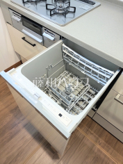 家事の時間を短縮するエコな食洗機 まとめ洗いができ、乾燥まで行ってくれる食器洗い乾燥機で食事の後片付けが楽になります。