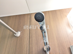 2号棟　スイッチ付シャワーヘッド　【国分寺市西町１丁目】浴室のシャワーは手元で止水ができるスイッチ付シャワーヘッドにより、さらに節水効果がアップします。