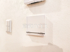 床暖房スイッチ乾燥しすぎず、埃も舞わずハウスダストが少ないクリーンな室内をキープする床暖房 
