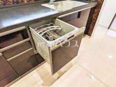 食器洗浄乾燥機 ビルトイン食洗機は毎日の家事を軽減させてくれます。またワークトップも広々使え機能性も向上します。 