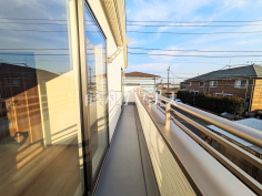  南向きのバルコニー　【三鷹市北野３丁目】 南向きのバルコニーは日差しもたっぷり注ぎ、お洗濯物もよく乾きます。 