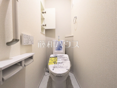 温水洗浄機能付きトイレ　【三鷹市北野３丁目】温水洗浄機能付きトイレで清潔にご使用いただけます。　