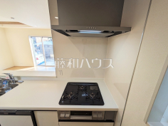 3口ガラストップコンロ　【三鷹市北野３丁目】フラットな表面で汚れも拭きとりやすく、お掃除が簡単な3口ガラストップコンロ