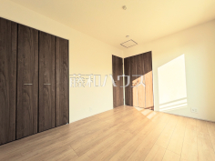 全居室フローリング　【三鷹市北野３丁目】木目が美しいウッディなフローリングの居室は、穏やかで心安らぐ空間となるでしょう。 