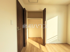 全居室収納付　【三鷹市北野３丁目】 各居室にはクローゼットを完備し、家具を置くスペースが確保しやすい設計がされております。 