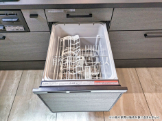 食器洗浄乾燥機 まとめ洗いができ、乾燥まで行ってくれる食器洗い乾燥機で食事の後片付けが楽になります。 