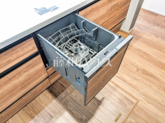 ビルトイン食洗機を標準完備し、家事時間が短縮できます。 まとめ洗いができ、乾燥まで行ってくれる食器洗い乾燥機で食事の後片付けが楽になります。 