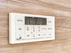 浴室給湯リモコン追焚き機能付きなので、生活時間の違う家族に便利です。 