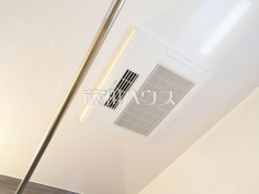 浴室乾燥機(浴室内上部)雨の日の強い味方！浴室換気乾燥機付きユニットバスで洗濯物が乾かせます。