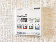 24時間換気システム 24時間換気システムにより、花粉・PM2.5などの微小粒子物質の侵入を防ぎ、快適な室内を保ちます。 
