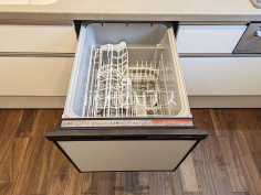 4号棟　家事の時間を短縮するエコな食洗機 まとめ洗いができ、乾燥まで行ってくれる食器洗い乾燥機で食事の後片付けが楽になります。