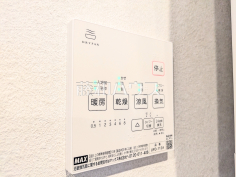 4号棟　浴室換気乾燥機換気機能によってバスルーム内のカビの発生を抑制できます。夜間や雨天時の洗濯物の乾燥に便利な乾燥機能も装備。