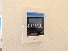 4号棟　防犯に役立つTVモニター付インターフォン訪問者がわかるTVモニター付インターホンは、お子様のお留守番にも活躍するかも？！