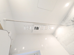 C号棟　浴室換気乾燥機換気機能によってバスルーム内のカビの発生を抑制できます。夜間や雨天時の洗濯物の乾燥に便利な乾燥機能も装備。