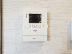 TVモニター付きインターホン防犯に役立つTVモニター付インターフォン訪問者がわかるTVモニター付インターホンは、お子様のお留守番にも活躍するかも？！