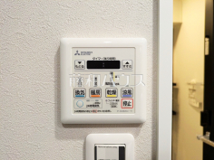 浴室換気乾燥機　【パレス永福】換気機能によってバスルーム内のカビの発生を抑制できます。夜間や雨天時の洗濯物の乾燥に便利な乾燥機能も装備。