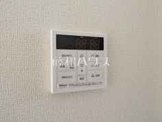 浴室給湯リモコン追焚き機能付きなので、生活時間の違う家族に便利です。 