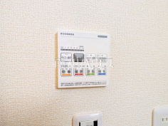 24時間換気システム 24時間換気システムにより、花粉・PM2.5などの微小粒子物質の侵入を防ぎ、快適な室内を保ちます。