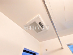 浴室乾燥機(浴室内上部)雨の日の強い味方！浴室換気乾燥機付きユニットバスで洗濯物が乾かせます