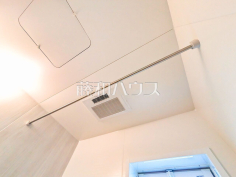 浴室乾燥機(浴室内上部)雨の日の強い味方！浴室換気乾燥機付きユニットバスで洗濯物が乾かせます