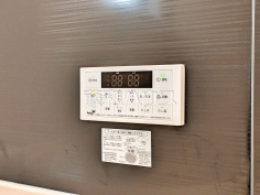 浴室給湯リモコン追焚き機能付きなので、生活時間の違う家族に便利です。 