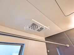 浴室乾燥機(浴室内上部)雨の日の強い味方！浴室換気乾燥機付きユニットバスで洗濯物が乾かせます。 

