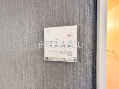 24時間換気システム 24時間換気システムにより、花粉・PM2.5などの微小粒子物質の侵入を防ぎ、快適な室内を保ちます。 