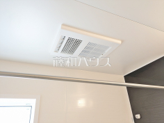 1号棟　浴室乾燥機　【朝霞市根岸台７丁目】雨の日の強い味方！浴室換気乾燥機付きユニットバスで洗濯物が乾かせます。