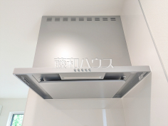 1号棟　レンジフード　【朝霞市根岸台７丁目】お手入れのしやすいレンジフードは見た目もスッキリしていて、料理時の油煙やニオイを効率的に外に出せます。