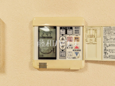 床暖房スイッチ乾燥しすぎず、埃も舞わずハウスダストが少ないクリーンな室内をキープする床暖房 