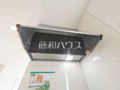 レンジフード　【東大和市清水４丁目】お手入れのしやすいレンジフードは見た目もスッキリしていて、料理時の油煙やニオイを効率的に外に出せます。
