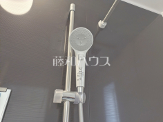 スイッチ付シャワーヘッド　【東大和市清水４丁目】浴室のシャワーは手元で止水ができるスイッチ付シャワーヘッドにより、さらに節水効果がアップします。