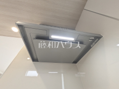 2号棟　レンジフード　【東村山市野口町３丁目】お手入れのしやすいレンジフードは見た目もスッキリしていて、料理時の油煙やニオイを効率的に外に出せます。