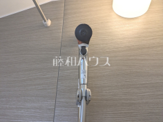2号棟　スイッチ付シャワーヘッド　【東村山市野口町３丁目】浴室のシャワーは手元で止水ができるスイッチ付シャワーヘッドにより、さらに節水効果がアップします。