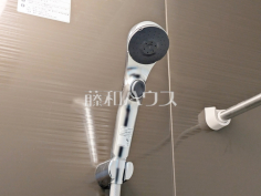 スイッチ付シャワーヘッド　【和光市新倉２丁目】浴室のシャワーは手元で止水ができるスイッチ付シャワーヘッドにより、さらに節水効果がアップします。