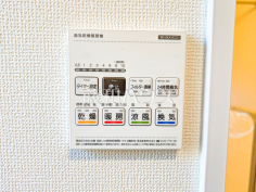 24時間換気システム 24時間換気システムにより、花粉・PM2.5などの微小粒子物質の侵入を防ぎ、快適な室内を保ちます。 
