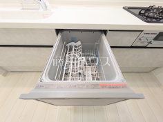 家事の時間を短縮するエコな食洗機 まとめ洗いができ、乾燥まで行ってくれる食器洗い乾燥機で食事の後片付けが楽になります。