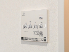 浴室換気乾燥機リモコン　【新座市東３丁目】雨の日の強い味方！浴室換気乾燥機付きユニットバスで洗濯物が乾かせます。
