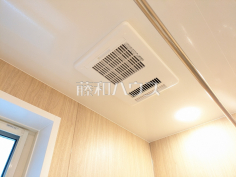 浴室換気乾燥機　【新座市東３丁目】雨の日の強い味方！浴室換気乾燥機付きユニットバスで洗濯物が乾かせます。
