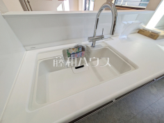 ハンズフリー水栓　【世田谷区上祖師谷２丁目】 手をかざすだけで操作できるハンズフリー水栓で料理や後片付けが楽になります。 