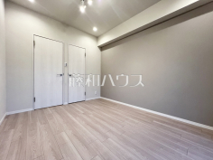 アクセントクロス【藤和上北沢ホームズ】落ち着いた色味のアクセントクロスが、ワンランク上の空間を演出します。