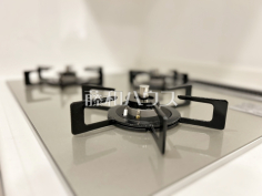 3口ガラストップコンロ 　【藤和上北沢ホームズ】 フラットな表面で汚れも拭きとりやすく、お掃除が簡単な3口ガラストップコンロ 